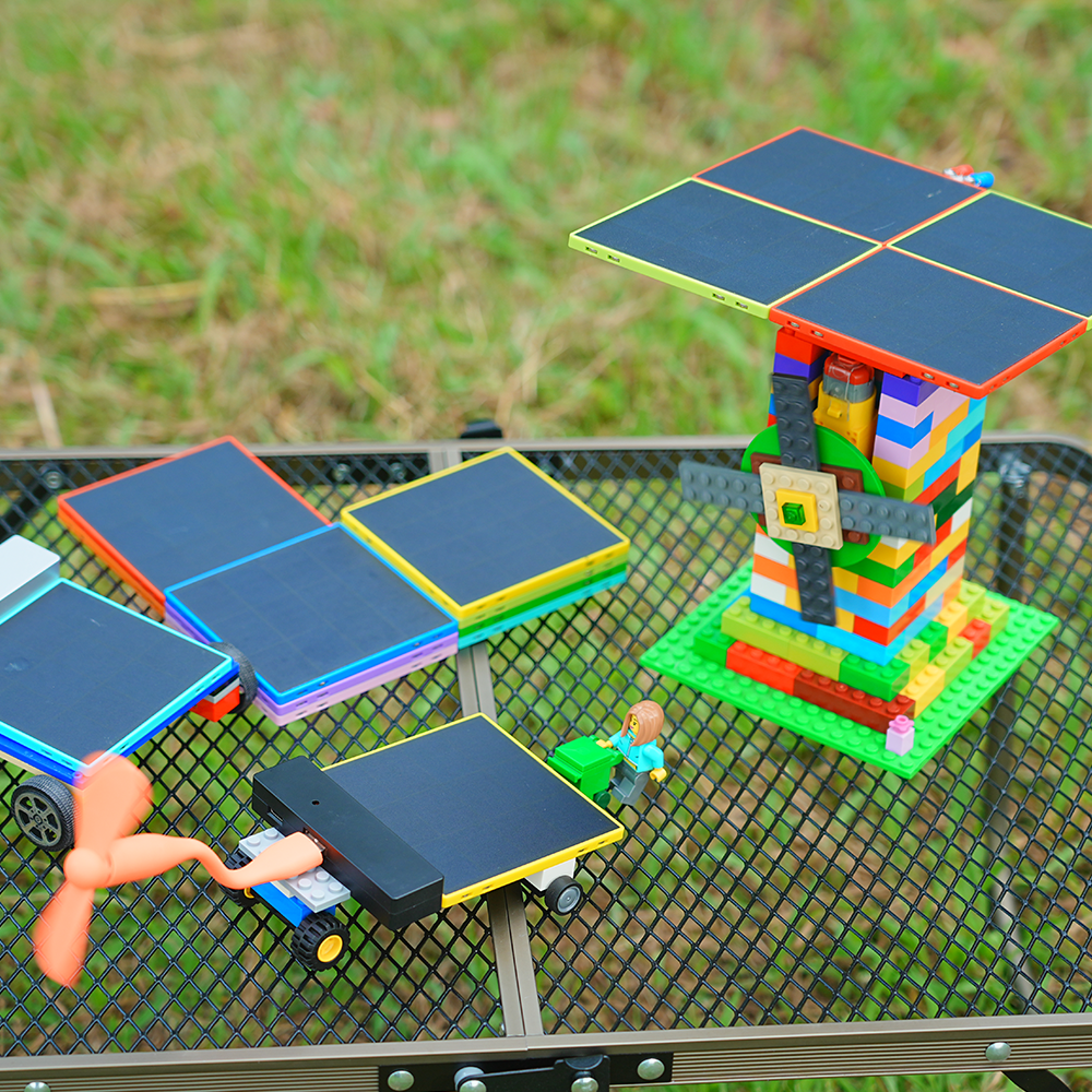 Portable combinable solar charger SolarBrick GEN2